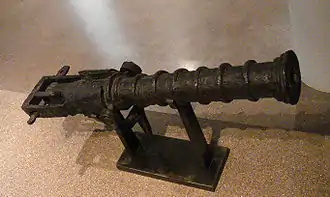 "Perrier à boîte" in wrought iron, 1410. Length: 72cm, caliber: 38mm, weight: 41.190kg. This is a breech-loading swivel gun.